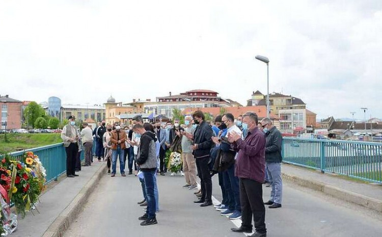 Odata počast civilima ubijenim na mostu u Brčkom 1992. godine